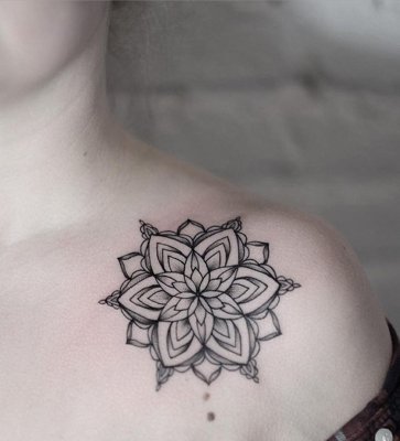 Tatouage mandala sur le devant de l'épaule